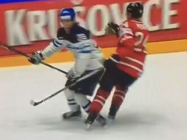 Watch: Perry sweeps out leg to cut down Laine