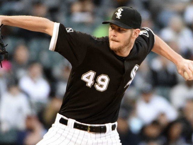 Chris Sale loses in rock, paper, scissors so he has to sign autograph