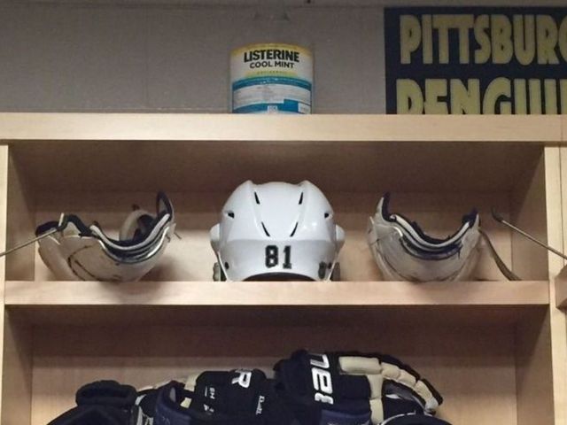 Penguins leave Kessel gifts in stall to help with 'bad breath'