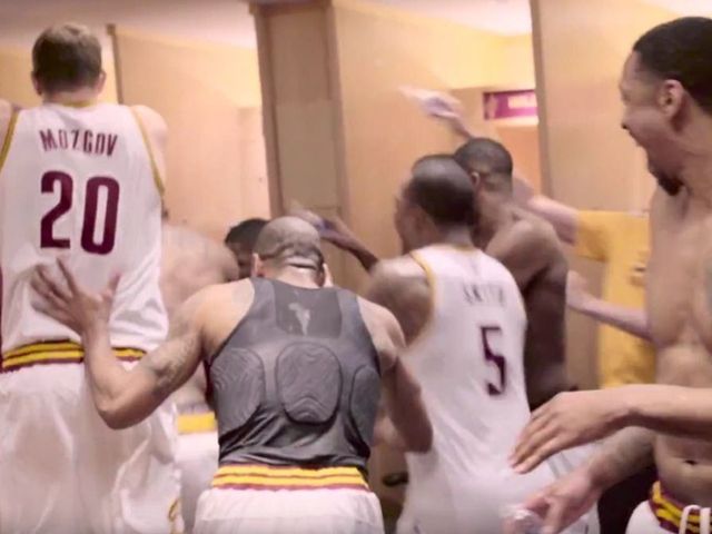 Cavs celebrate Lue's record-breaking win with water bottle shower