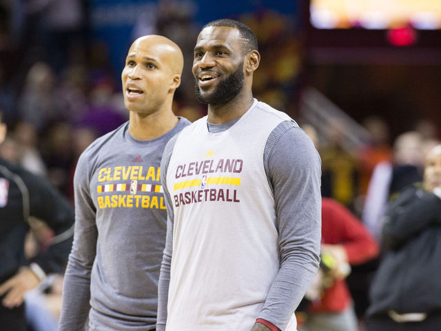 Watch: Cavaliers held up at Canadian customs