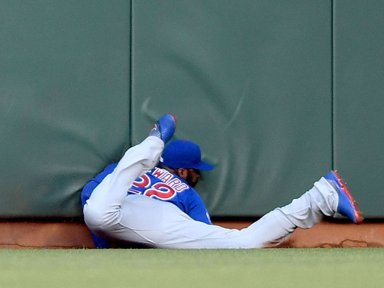 Watch: Heyward leaves with torso injury after unreal catch | theScore.com