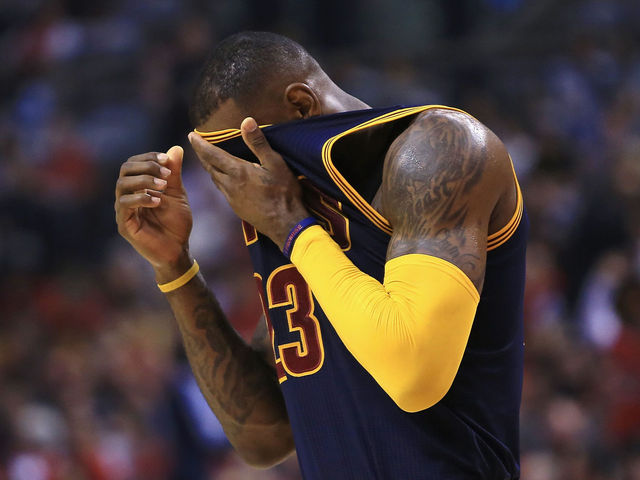 Internet mocks LeBron for egregious flop