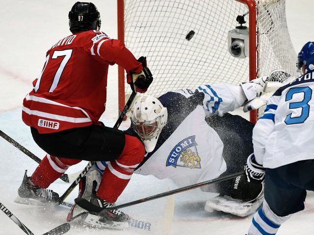McDavid flies to net, scores 1st of tournament