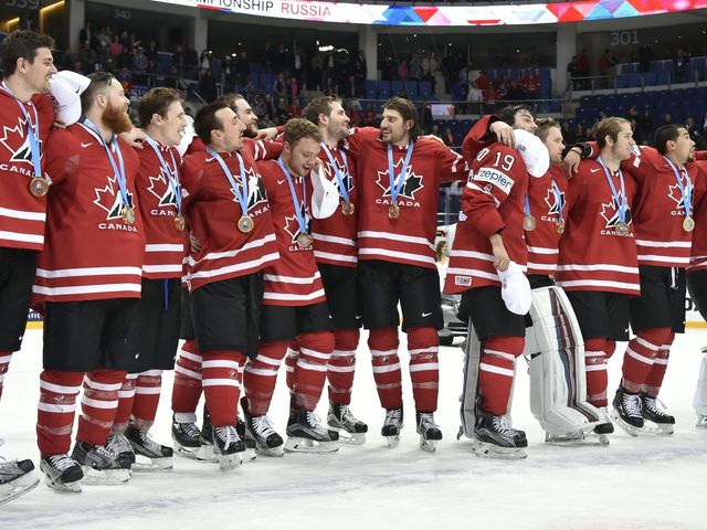 Twitter reacts to Team Canada's poor anthem singing