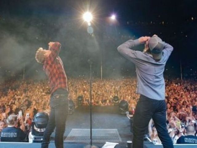 Duncan Keith shotguns beer with Dierks Bentley