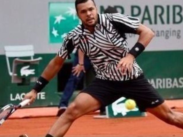 Tsonga makes 1st-round fashion statement with zebra-print shirt