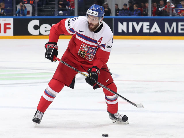 Blackhawks officially sign Kempny, 2 others to 1-year deals