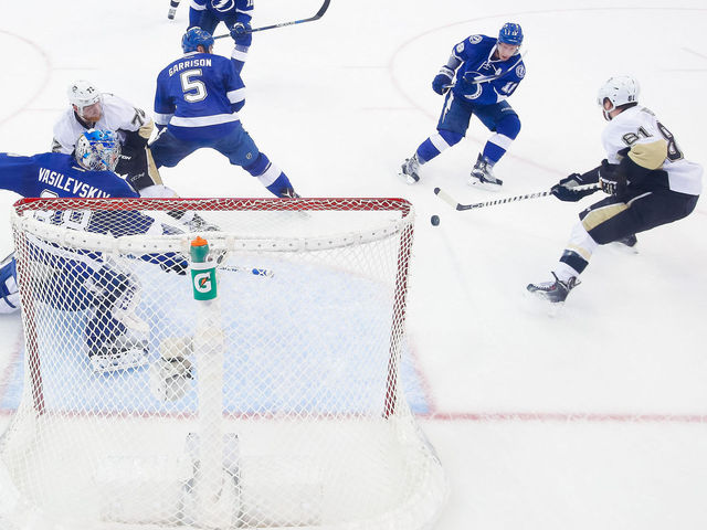 Kessel bats in whiffed Crosby pass