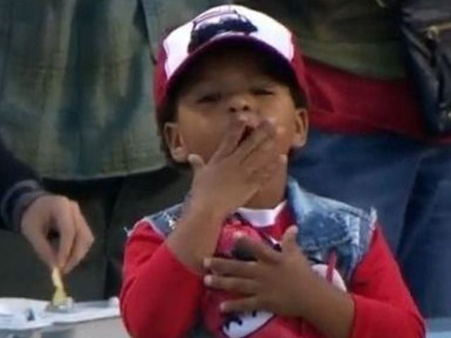 Brandon Phillips' son blows him a kiss from stands