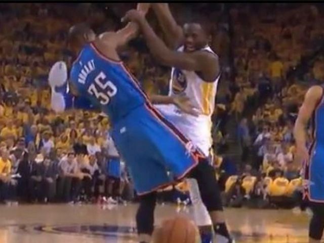 Draymond Green delivers high kick to Durant's arm