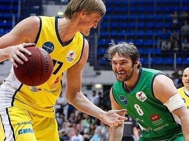 Watch: Ovechkin drains 3-point shot in Russian charity basketball game