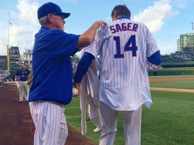 Craig Sager tosses out 1st pitch at Cubs game