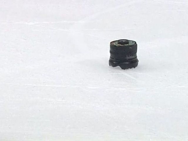 Watch: Fumbled camera lens briefly shifts focus early in Game 2