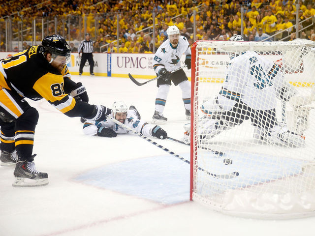 Watch: HBK line keeps clicking with Game 2 opener