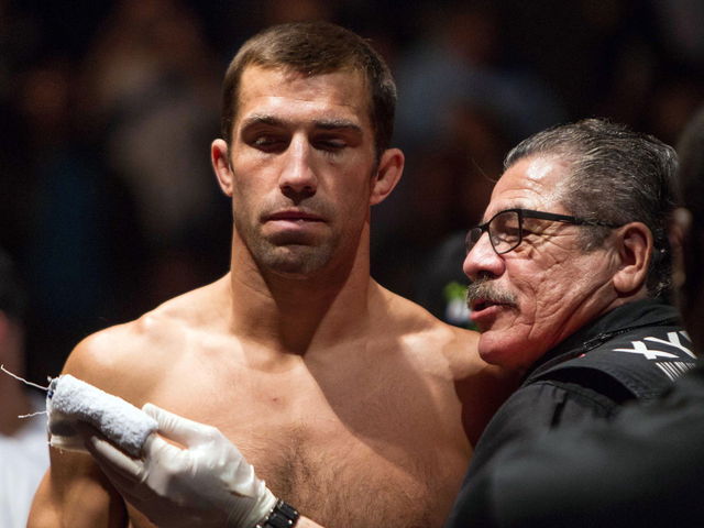 Report: Rockhold withdraws from 'Jacare' rematch with knee injury