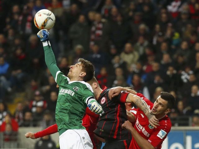 Leicester signs World Cup-winning goalkeeper Zieler