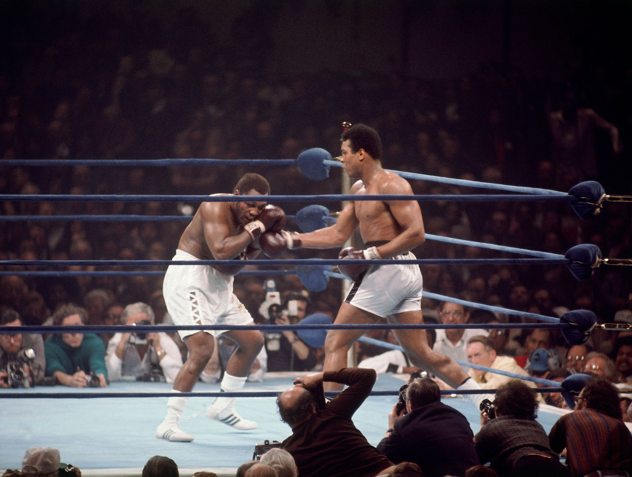 The greatest photo. Joe Frazier vs Muhammad Ali. Джо Фрейзер биография. Muhammad Ali vs Joe Frazier 2. Великий боксер Мухаммед Али.