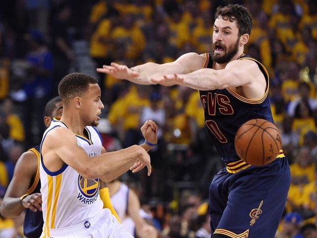 Kevin Love travels with Cavaliers following concussion