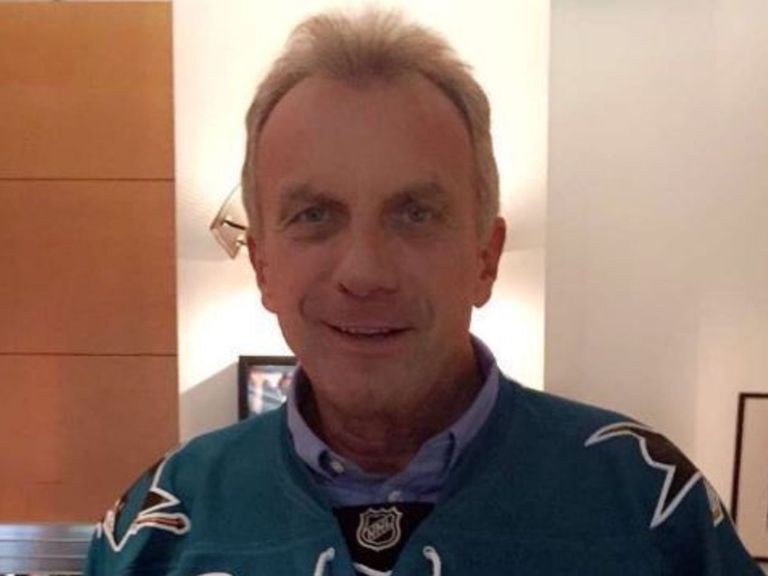 joe-montana-attends-sharks-penguins-game-thescore