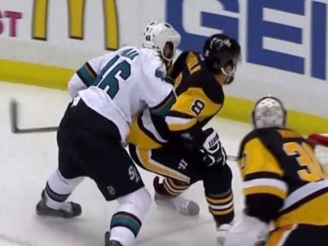 Watch: Polak escapes penalty for clear shove through the back of Dumoulin