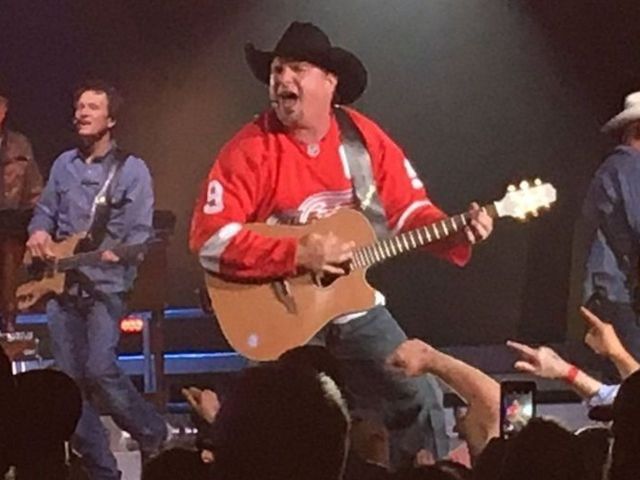 Garth Brooks dons No. 9 sweater for show in Gordie Howe's home province