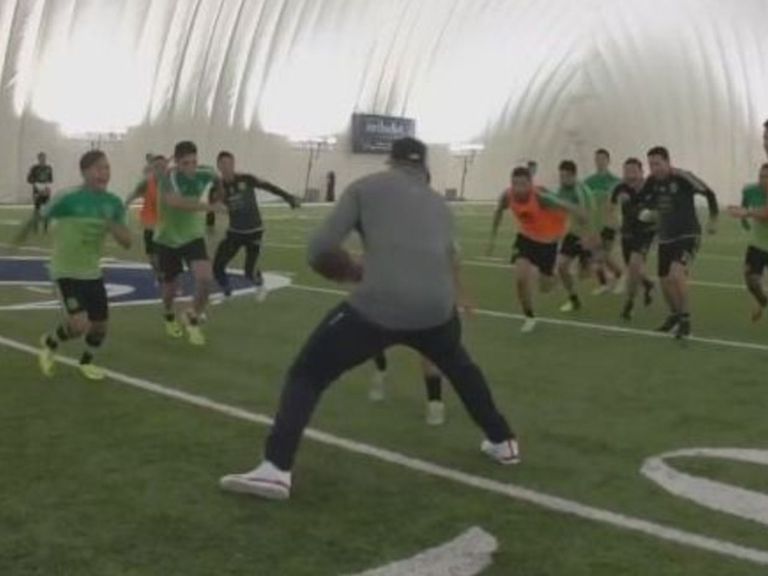 Chicharito Team Mexico Ecstatic To Meet J J Watt Thescore Com Chicharito Team Mexico Ecstatic To Meet J J Watt Thescore Com