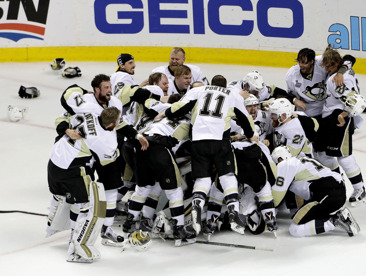 Penguins players celebrate Stanley Cup with adorable photos of kids in the  trophy