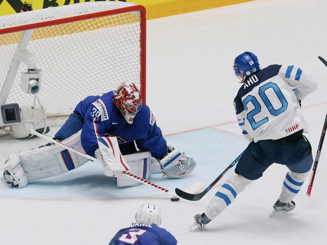 Hurricanes agree to 3-year, entry-level deal with Aho