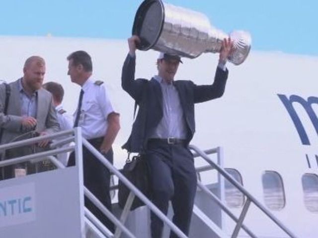 Penguins land in Pittsburgh with Stanley Cup