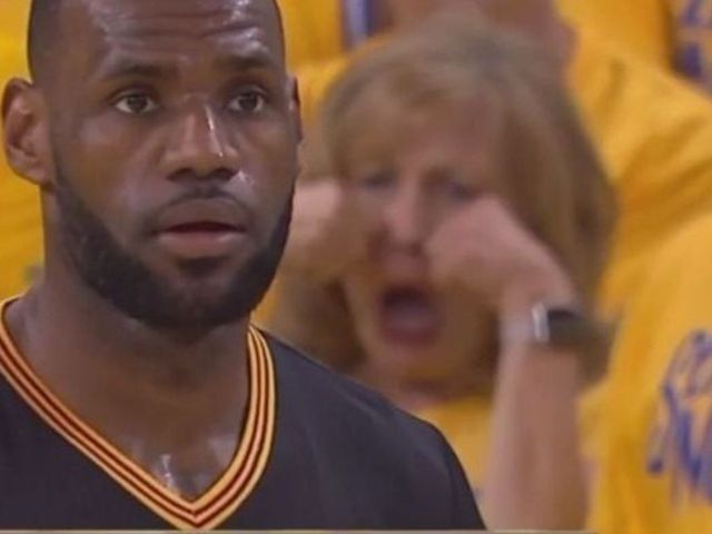 Courtside Warriors fan taunts LeBron with fake tears