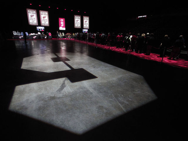 Gretzky, Bowman, Yzerman lead mourners at Gordie Howe's visitation
