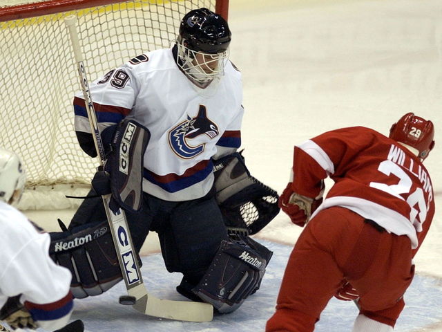 Canucks name Dan Cloutier goaltending coach