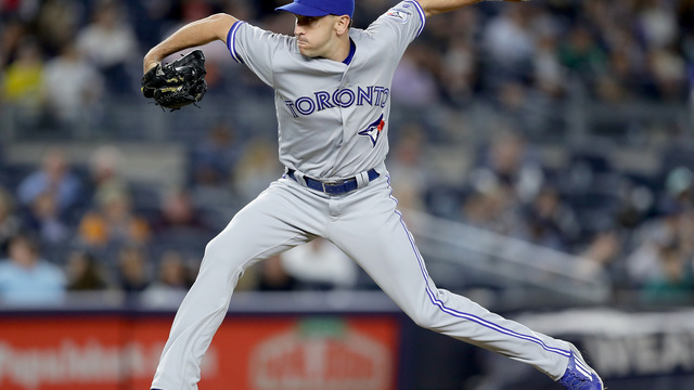 Mariners acquire switch-pitcher Venditte from Blue Jays