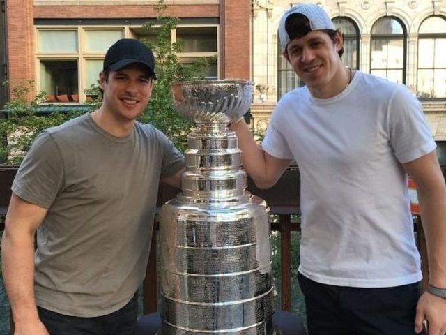 'Best friends' Malkin, Crosby pose with Stanley Cup