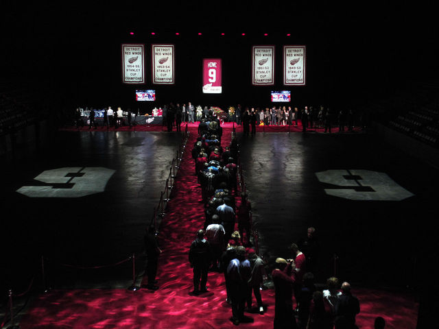 The most unforgettable photos from Gordie Howe's public visitation