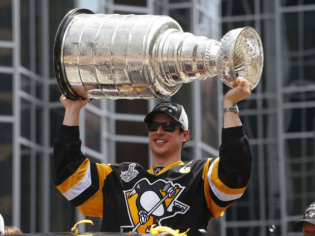 Crosby brings Stanley Cup to hometown hockey school