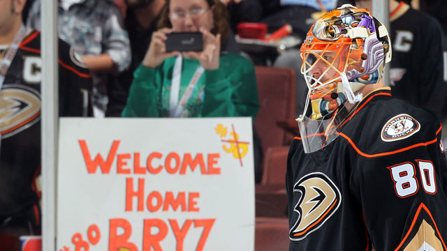 Bryzgalov offers to play for goalie-strapped Blackhawks: Need someone healthy?