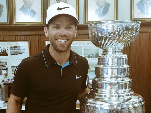 Golfers visit Stanley Cup during rain delay at Oakmont