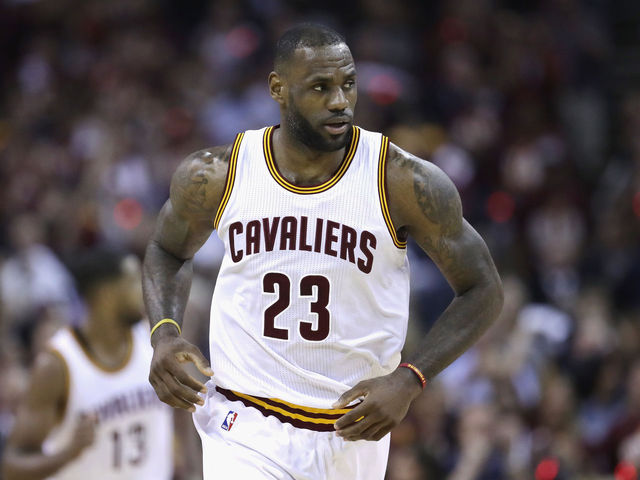 LeBron: 'I'm not trying to make a statement' by ducking Trump hotels