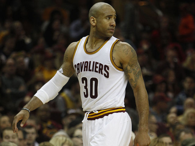 Watch: Dahntay Jones defends Barnes' 3-pointer from sideline