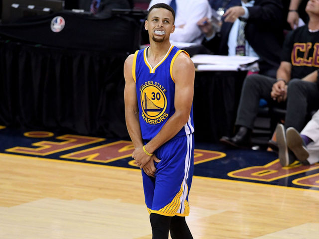 Curry ejected for 1st time in his career