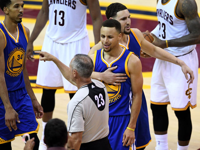 Curry hits fan with mouthguard, loses cool with refs