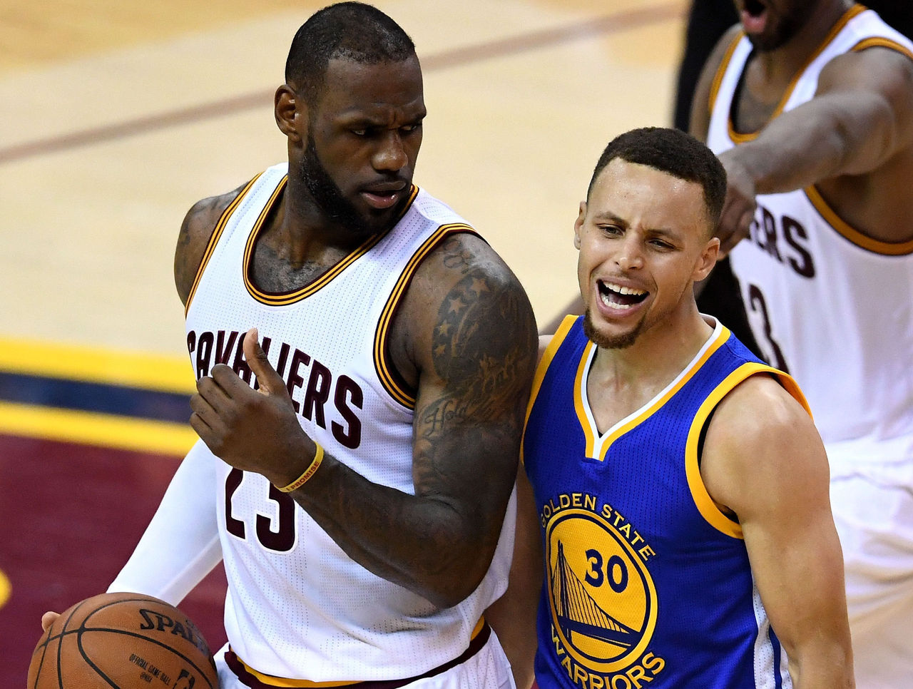 LeBron James blocks Stephen Curry and trash talks him 