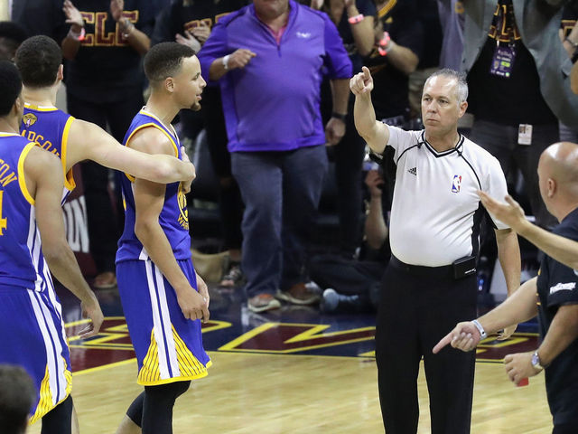 Kerr happy Curry threw mouthpiece: 'He should be upset'