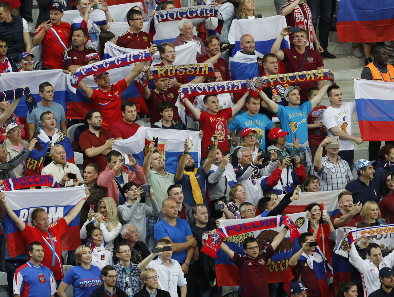 Russian fans. Болеем за Россию футбол. Футбольные фанаты Словакия. Болеем за Россию картинки. Раша фан.