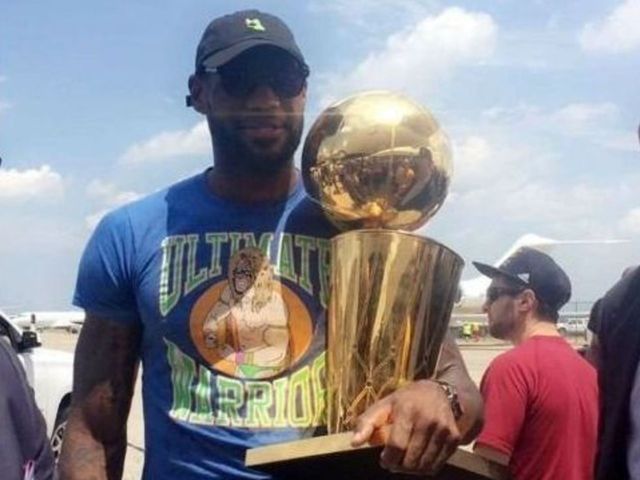 LeBron steps off plane wearing Ultimate Warrior shirt