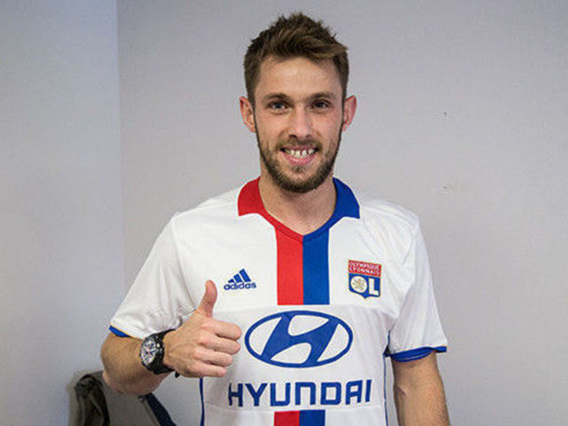 Lyon nabs defender Maciej Rybus