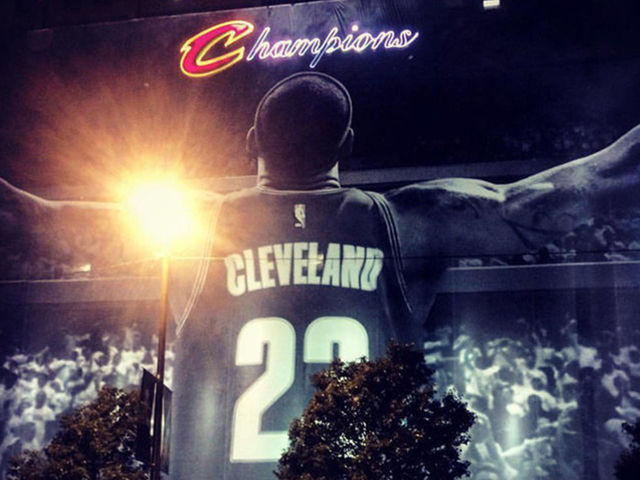 LeBron banner in Cleveland to be replaced for Republican convention
