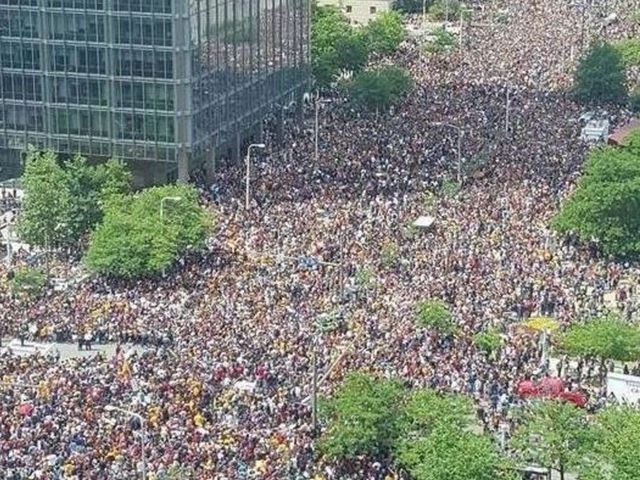 Cavaliers fans take over Cleveland for championship parade
